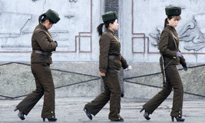 ทหารหญิง"เกาหลีเหนือ" ลาดตระเวน บน "ส้นสูง 4 นิ้ว"