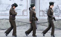 ทหารหญิง"เกาหลีเหนือ" ลาดตระเวน บน "ส้นสูง 4 นิ้ว"