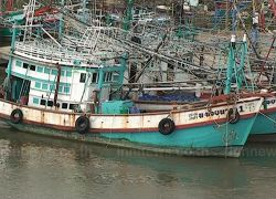 เรือประมงเร่งเข้าฝั่งหลังเกิดพายุฝนตกหนัก