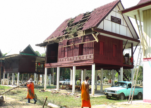 พิจิตรพายุฝนฤดูร้อนพัดวัด-บ้านพังกว่า20หลัง