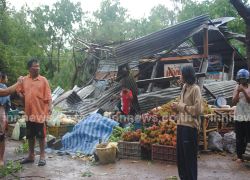 ผวจ.ศรีสะเกษสั่งเร่งช่วยบ้านถูกพายุซัดพัง