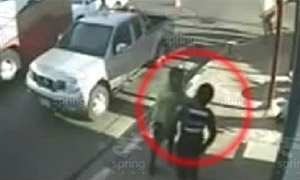 พี่เป็นนักการเมือง! มาเฟียพัทยาสุดเถื่อน ลากจนท.ออกมาตบคาป้อม (คลิป)