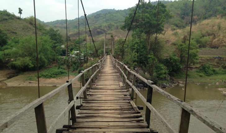 สะพานแขวนเชียงรายข้ามแม่น้ำกกไม้ผุหวั่นพัง