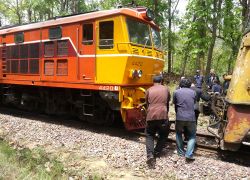 รถไฟตกราง ที่แม่เมาะ สายเหนือ ชะงัก