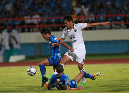 บุรีรัมย์ บุกถล่ม ชลบุรี 4-1 จี้ 1 แต้มไทยลีก