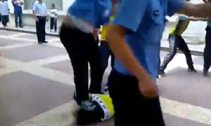 ชาวเน็ตจีนจวกยับ! เทศกิจกระโดดเหยียบหัวคน