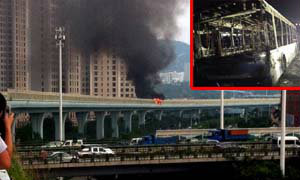 รถบัสโดยสารจีน ไฟไหม้บนทางยกระดับย่างสด 42 ศพ