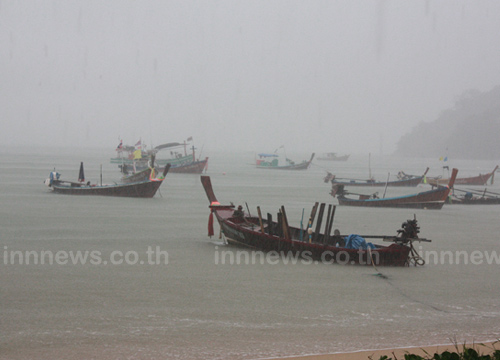 หาดราไวย์เงียบหลังคลื่นแรงเรือหยุดบริการ