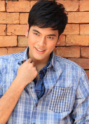 บอม ธนินสลัดมาดคุณชายขึ้นปกนิตยสารF3