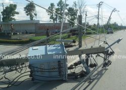 สิบล้อเกี่ยวสายไฟฟ้าปากเกร็ดล้มไฟดับ