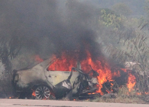 เซลล์แมนสาวซิ่งเก๋งชนต้นไม้ ถูกย่างสด