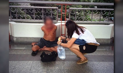 ชื่นชม! นักศึกษาสาวป้อนขนมขอทานพิการแขน 2 ข้าง