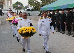 พวงมาลาพระราชทานวางหน้าหีบศพทหาร