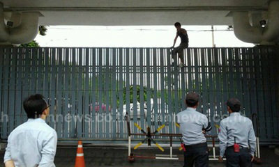 หนุ่มกิมจิปีนรั้วสถานทูตเกาหลีประท้วง จยย.หาย
