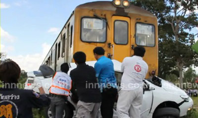 รถไฟขยี้รถเก๋งป้ายแดงดับ 3 สาหัส 1 ราย