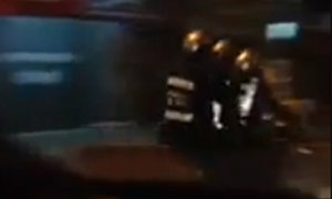 ว่อนเน็ต! คลิปตำรวจซ้อนสาม ฝ่าไฟแดง