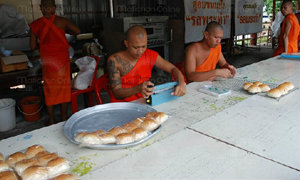 "พระ"เมืองพิษณุโลกทำ"ขนมปัง"ขาย หารายได้สร้างเมรุ แจงไม่ผิดกิจของสงฆ์