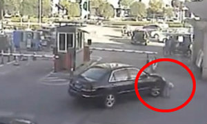 เด็กจีนก้มลงผูกเชือกรองเท้า ถูกเก๋งทับสาหัส