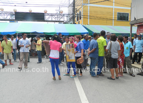 ประมงโพงพางประท้วงปิดถนนแยกทุ่งหว้า