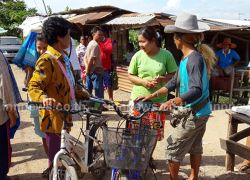 แรงงานพม่าสหฟาร์มขายรถจักรยานก่อนกลับ