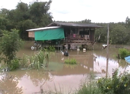 น้ำท่วมขลุงยังทรงสะพานขาดพัน1แห่ง