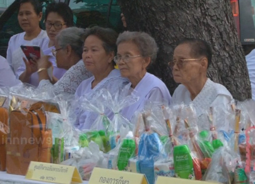 ผวจ.อุดรฯนำขรก.ทำบุญตักบาตรวันพระใหญ่