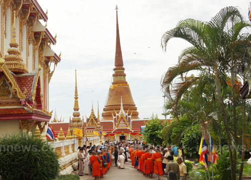 ผวจ.ขอนแก่นนำชาวพุทธถวายเทียนพรรษา