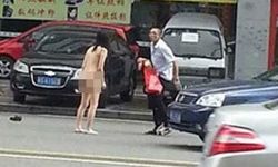 ชาวเน็ตตะลึง! คู่รักชาวจีนทะเลาะแก้ผ้ากลางถนน