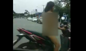 คลิปหญิงเปลือย กลางแยกศาลากลางเมืองร้อยเอ็ด แชร์สนั่นเน็ต