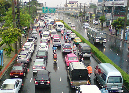 ฝนกระหน่ำทั่วกรุงจราจรสายหลักติดขัด