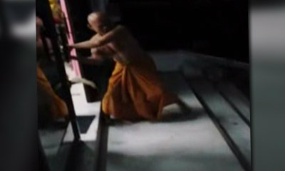 พระโหด! จับสุนัขฟาดบันได (คลิป)