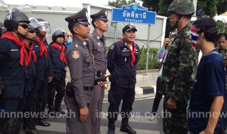 ผู้กองปูเค็มบุกแยกขัตติยานีร้องถ่ายทอดสด