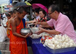 ผู้ค้าตลาดใต้ ทำบุญตักบาตรพระสงฆ์82รูป