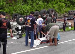 รถพ่วง22 ล้อพลิกคว่ำ คนขับตายคาที่