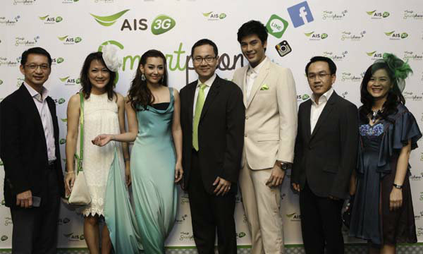 แฟนคลับกรี๊ด แนบชิด "บอมบ์-เบลล่า"