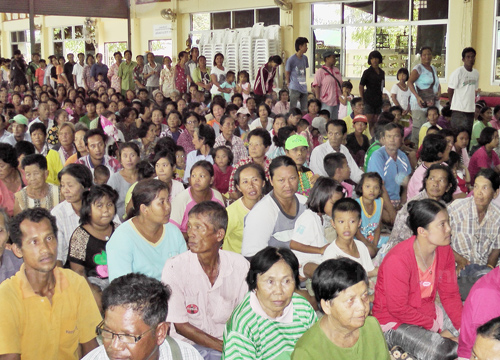 คนพิจิตรรอคิว6ชม.รับของแจกงานทิ้งกระจาด