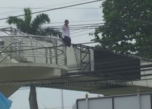 สาวพม่าคลุ้มคลั่งพยายามกระโดดสะพาน