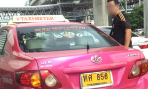 สาวโพสต์แฉถูกแท็กซี่สีชมพู ทศ856 ในตำนาน ทุบรถ