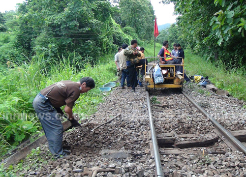 จนท.ลำเลียงไม้หมอนซ่อมรางรถไฟลำปาง