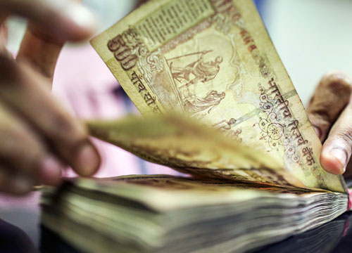 อินเดียจ่อขายเงินดอลฯ 3รัฐ-หวังฟื้นเงินรูปี