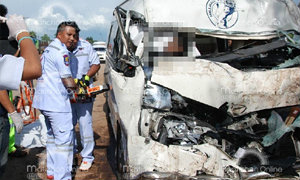 รถตู้พาต่างชาติกลับจากเที่ยวโรงเกลือซิ่งประสานงาพ่วง18 ล้อ คนขับ-ผู้โดยสารดับ2 ศพ