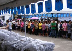 ชาวพิษณุโลกแห่ต่อแถวธงฟ้าลดค่าครองชีพ