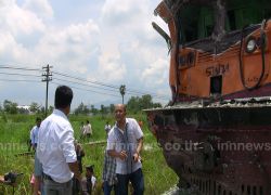 รมว.คมนาคมรุดตรวจรถไฟชนรถบรรทุกพ่วงที่ชลฯ