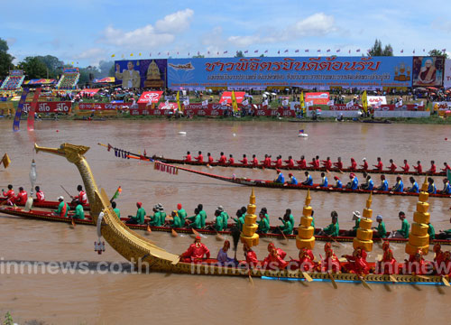 พิจิตร คนแห่งานแข่งเรือชิงถ้วยพระราชทาน