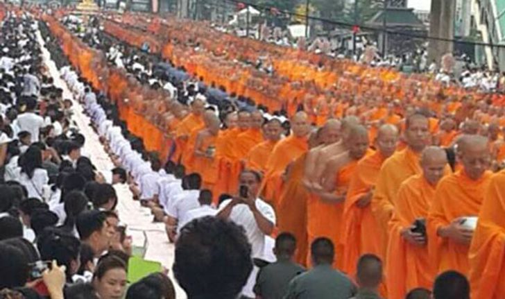 ตักบาตรพระสงฆ์10,000รูปแยกราชประสงค์