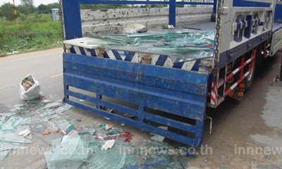 กระจกตกจากรถบรรทุก ทับศีรษะคนงานสาหัส