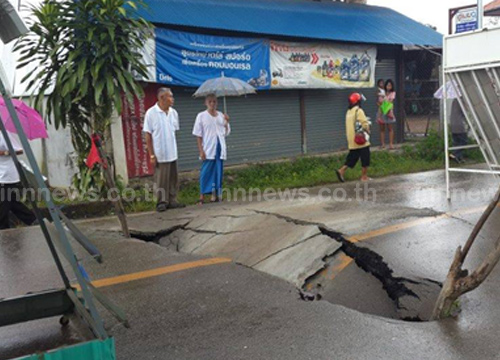 ถนนในอ.พบพระยุบตัว2จุดหลังฝนตกหนัก