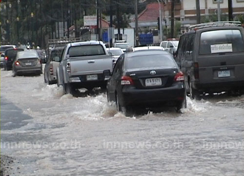 ฝนถล่มเมืองจันท์ทำน้ำท่วมขังถนนสายหลัก