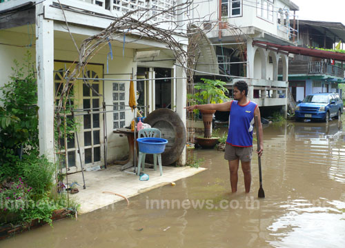 ฝนทำพิษ น้ำท่วมบ้านเร่งสูบออก