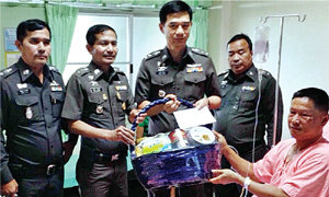ตำรวจบุกจับคนร้าย ถูกชาวบ้านรุมยำสลบเหมือด!